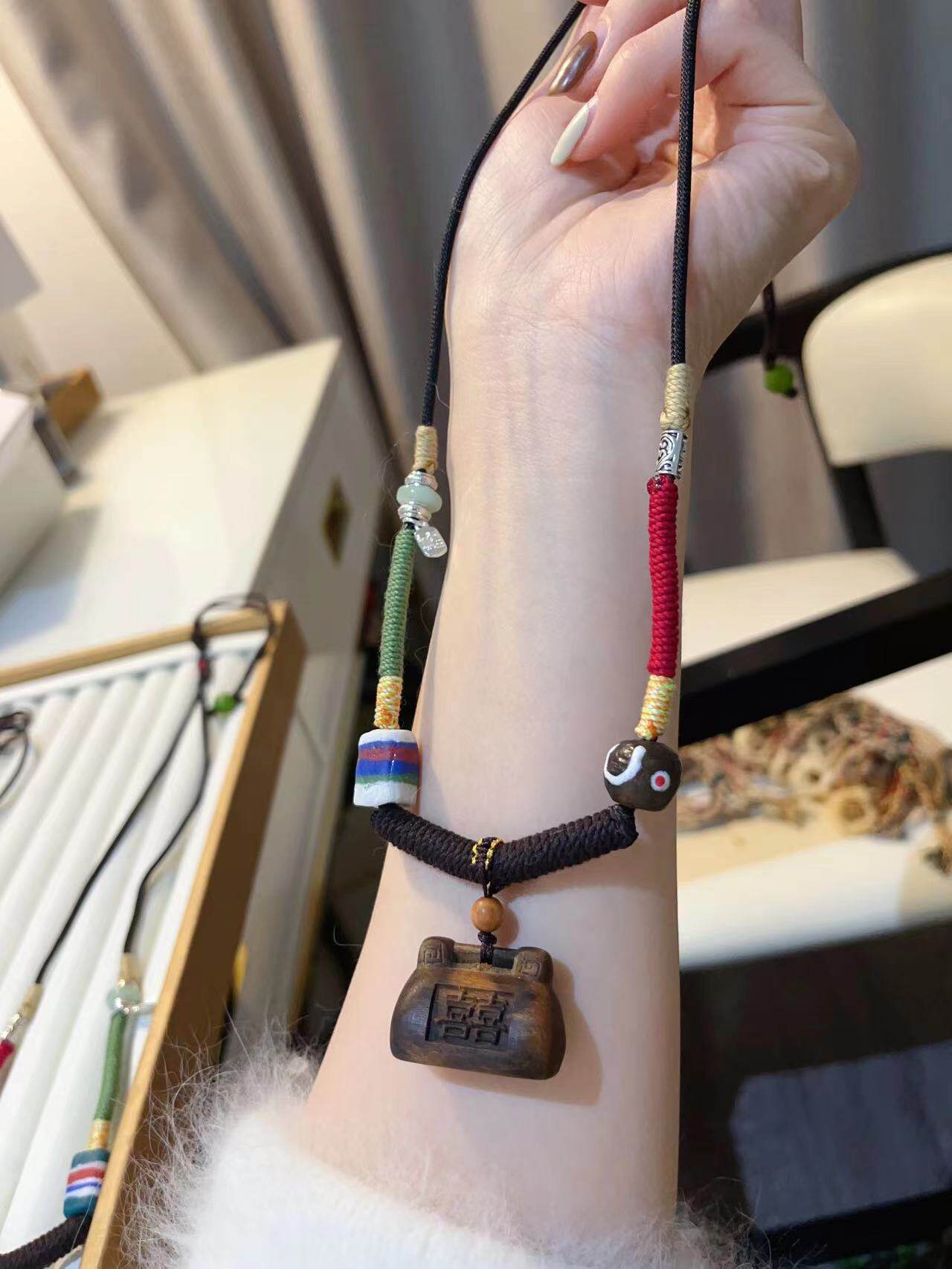 HUANG QINAN AGARWOOD 아프리카 무역 유리 중공업 쇄골 체인 TY452와 대형 잠금 스웨터 체인 목걸이