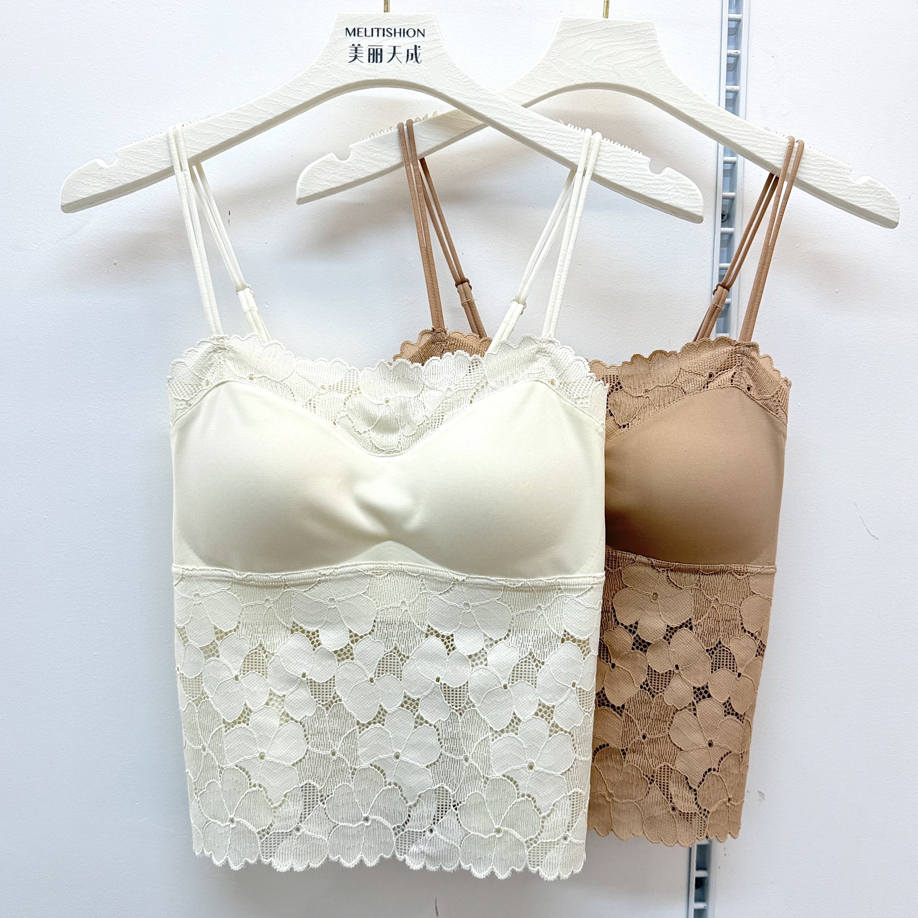 古妃新款花瓣蕾丝吊带背心女内搭防走光无痕透气一体杯中长款美背