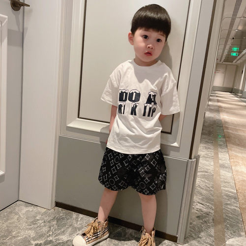 洋气简约25夏男女童宝彩虹雪山字母印花短袖T恤沙滩短裤套装