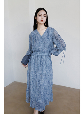 Rowi V领宽松长袖抽绳设计不挑身材云卷舒蓝印衬衫半裙套装女初秋