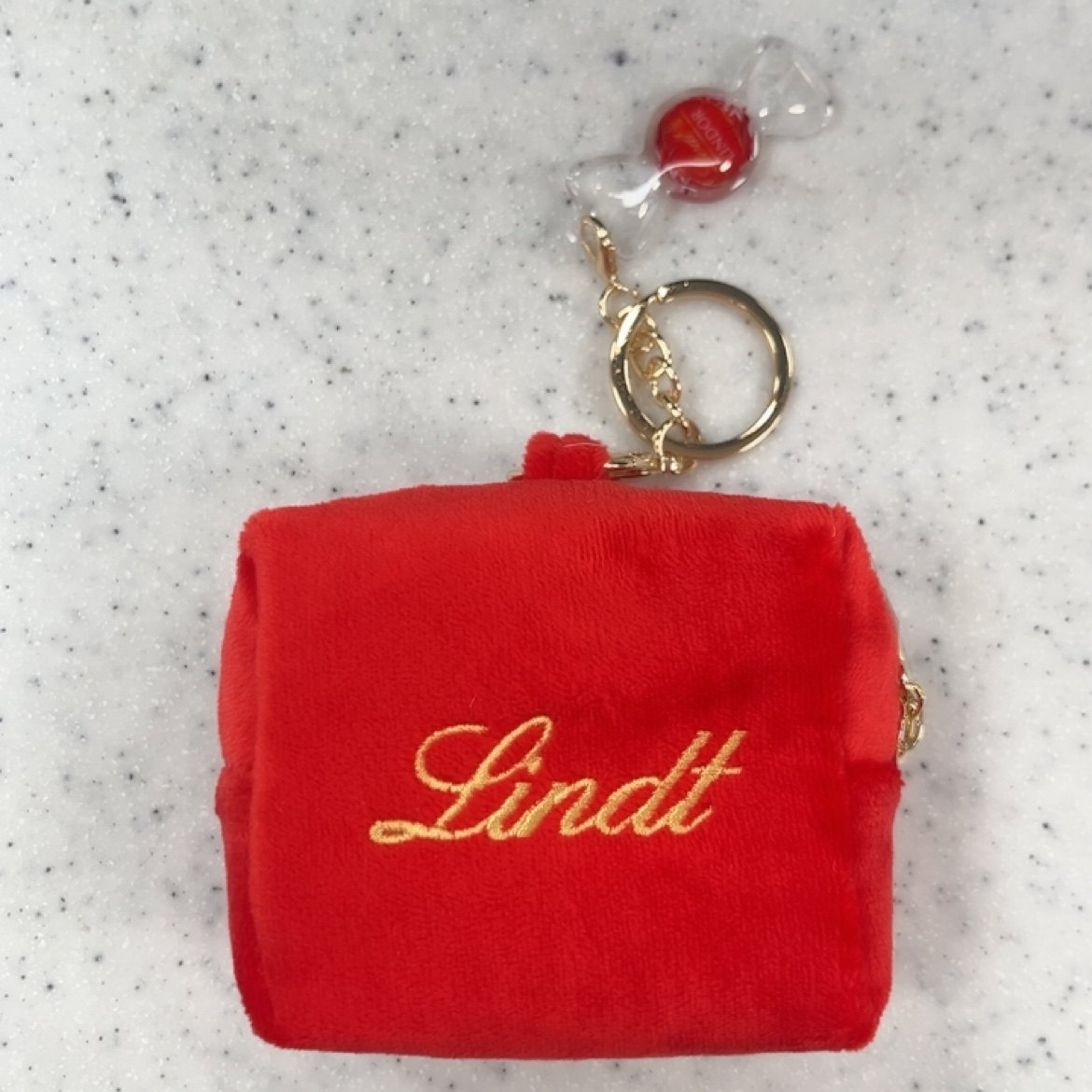全新Lindt瑞士莲软心毛绒包包亚克力挂件挂饰钥匙零钱耳机收纳包