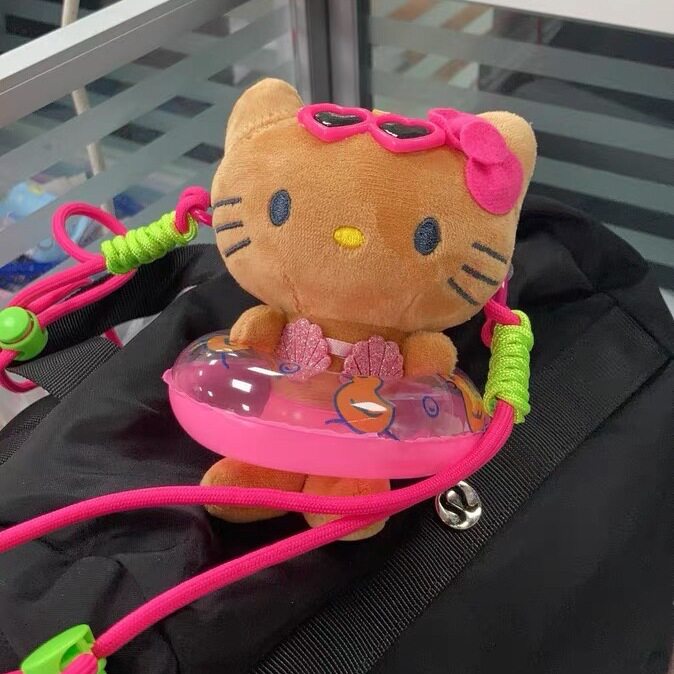 日本虞书欣同款毛绒Kitty手机背夹玩具斜挎挂绳防摔卡通通用挂饰
