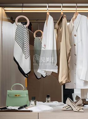 轻奢样板房衣帽间米色春夏女士服装皮鞋套装摆件展厅软装饰品道具