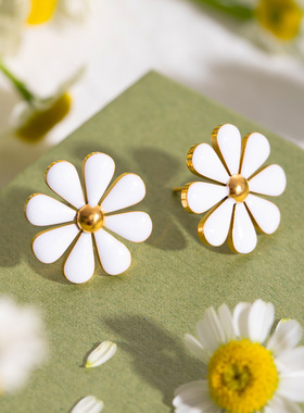 欧美跨境INS风夏季钛钢镀18K金小雏菊花朵白色滴油耳钉耳环精致