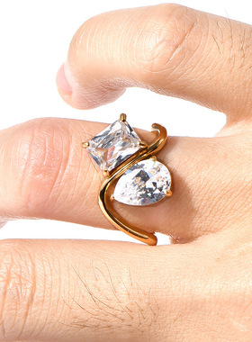 欧美时尚新款小众设计金色钛钢镀18K金镶钻水滴方形戒指指环女环