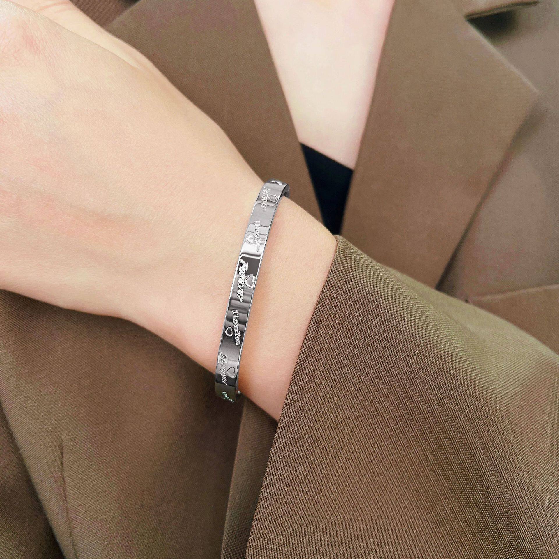 LIGHT LUXURY CLASSIC LOVE HEART ENGLISH LETTER BRACELET WOMENS TITANIUM STEEL GOLD-PLATED BRACELET SIMPLE AND VERSATILE VALENTINES DAY GIFTS