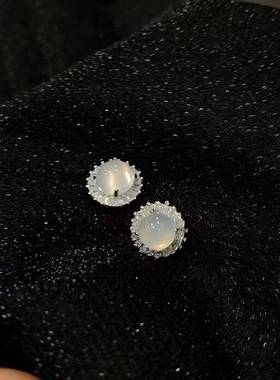 本命年925银针镶嵌冰种荧光白玉髓梯形钻耳钉玛瑙女款玉石耳环耳