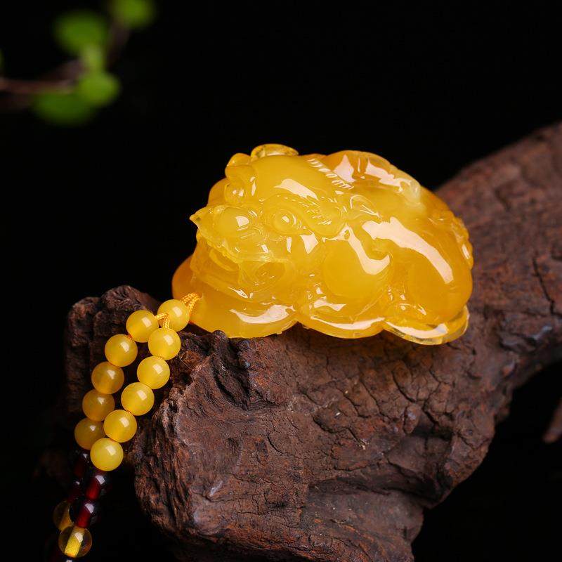 本命年蜜蜡貔貅雕刻吊坠皮休男女款毛衣链琥珀项链鸡油黄老蜜礼物