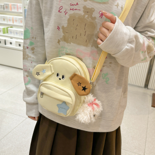 卡通软萌小狗斜挎包女防水日韩风百搭休闲小包浅黄色2026新款包包