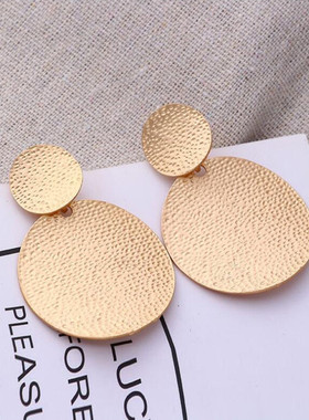 欧美极简金属圆片白色贝壳几何耳钉女潮人百搭个性耳环夸张耳饰品