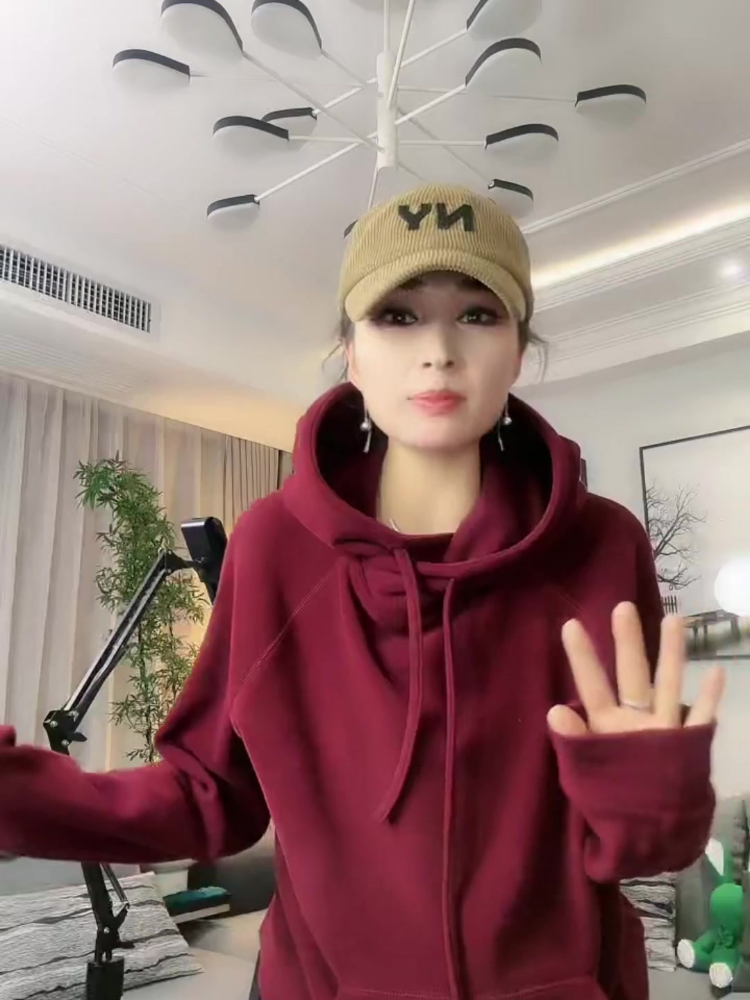 가을과 겨울 새로운 스타일의 느슨한 조임 끈이 두껍고 따뜻하고 아름다운 내부 스타일의 까마귀 유행 여성을위한 후드 티셔츠