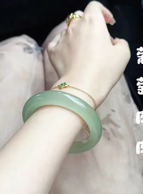 新疆和田东陵玉浅绿色泥鳅背手镯