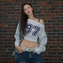 辣妹显瘦百搭斜肩上衣 卫衣2024秋冬新款 美式 复古数字印花露肩长袖