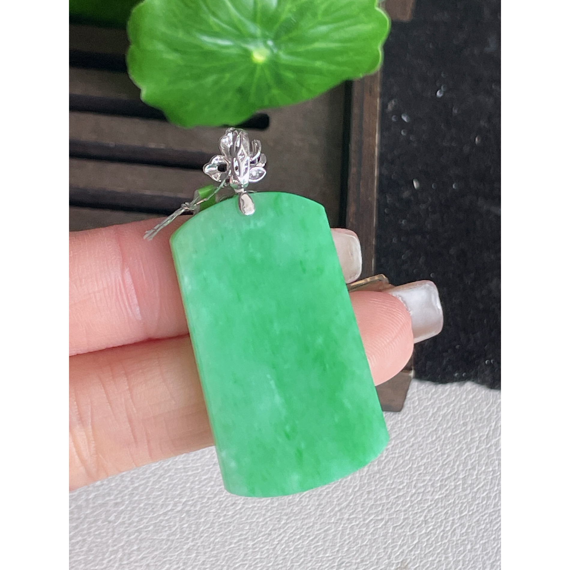 翡翠18k金冰种满绿无事牌吊坠