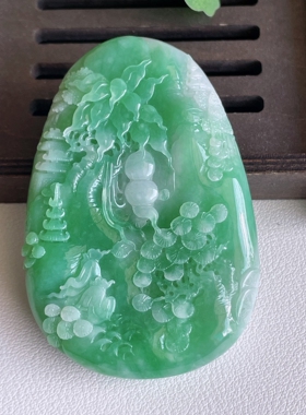 翡翠a货冰种飘绿山水牌吊坠，尺寸67.5-46.3-10.5，重量:68.95g