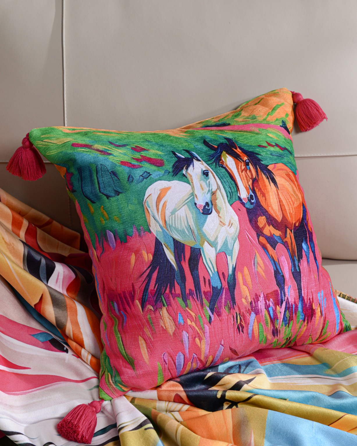 天鹅绒轻奢华沙发抱枕流苏吊坠靠垫套彩绘马方枕雪尼尔枕靠含枕芯