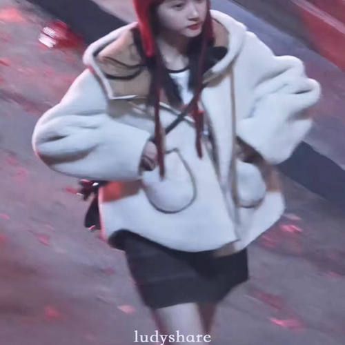 羊羔毛短款时尚减龄连帽上衣女