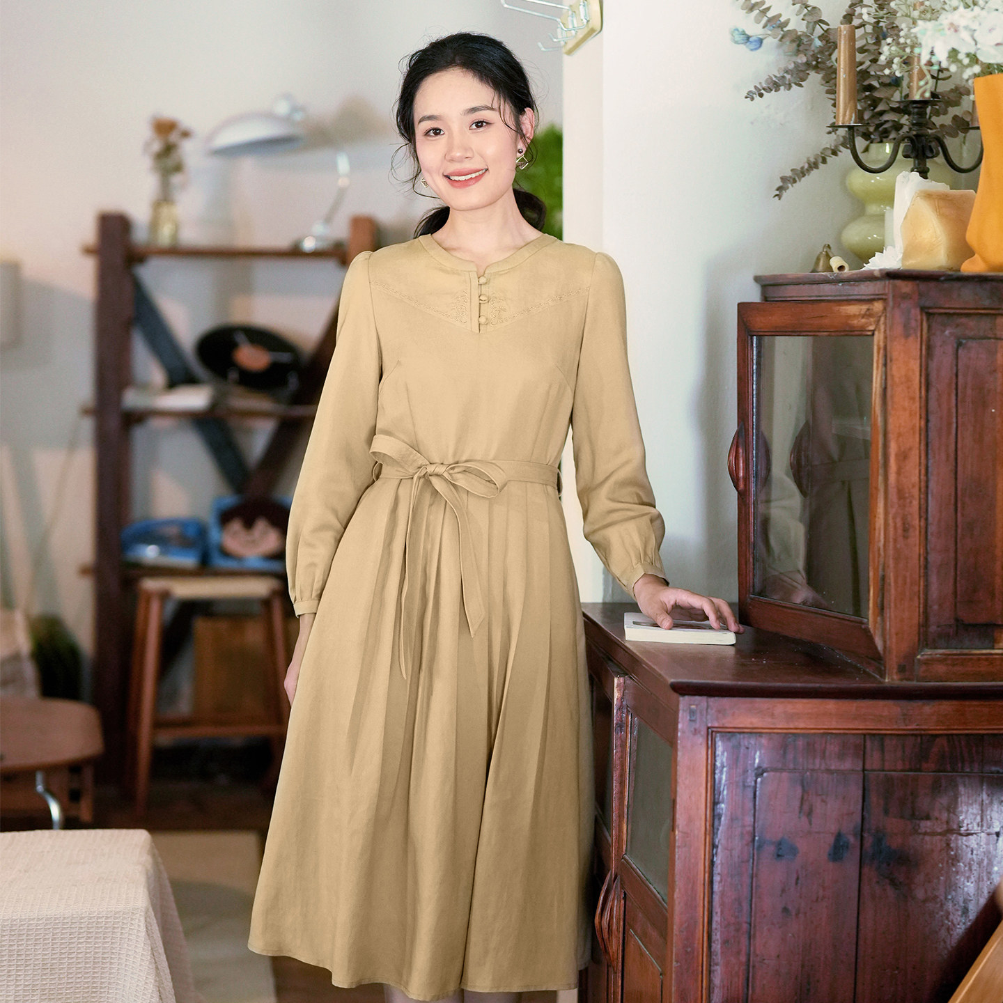 纻衣黄色刺绣文艺系带圆领连衣裙女2026年秋新款收腰显瘦高级裙子
