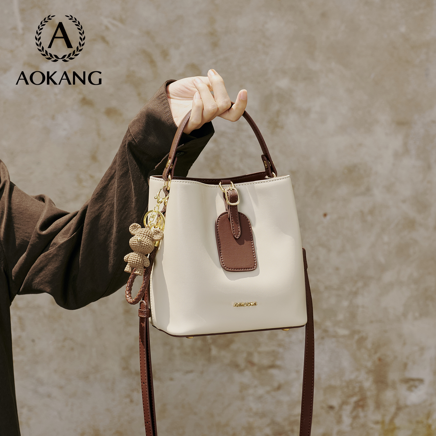 奥康2025新款大容量水桶包