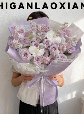 手捧鲜花紫色玫瑰花束女友过生日高级感全国附近花店同城速递配送