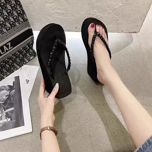 2024夏季新款带钻人字拖坡跟夹趾外穿拖鞋沙滩凉鞋女黑色百搭款