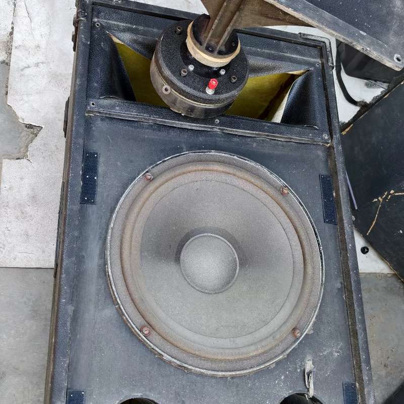 可维修南京YX200-90音箱一只，低音完好，高音坏的，磁铁裂了。议