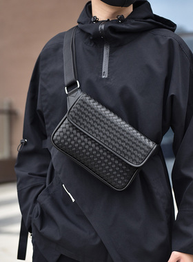 新款男士胸包休闲斜挎包男款胸前包背包高级感编织纹时尚潮流男包