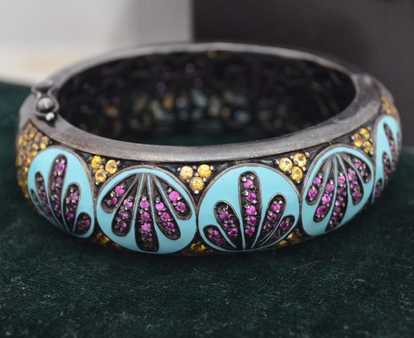 西洋古董密镶石榴石纯银雕花手镯