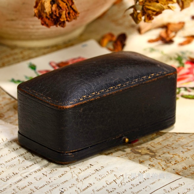 SOLD【庭院西洋老物收藏】Vintage英国古董老皮革手链盒首饰盒