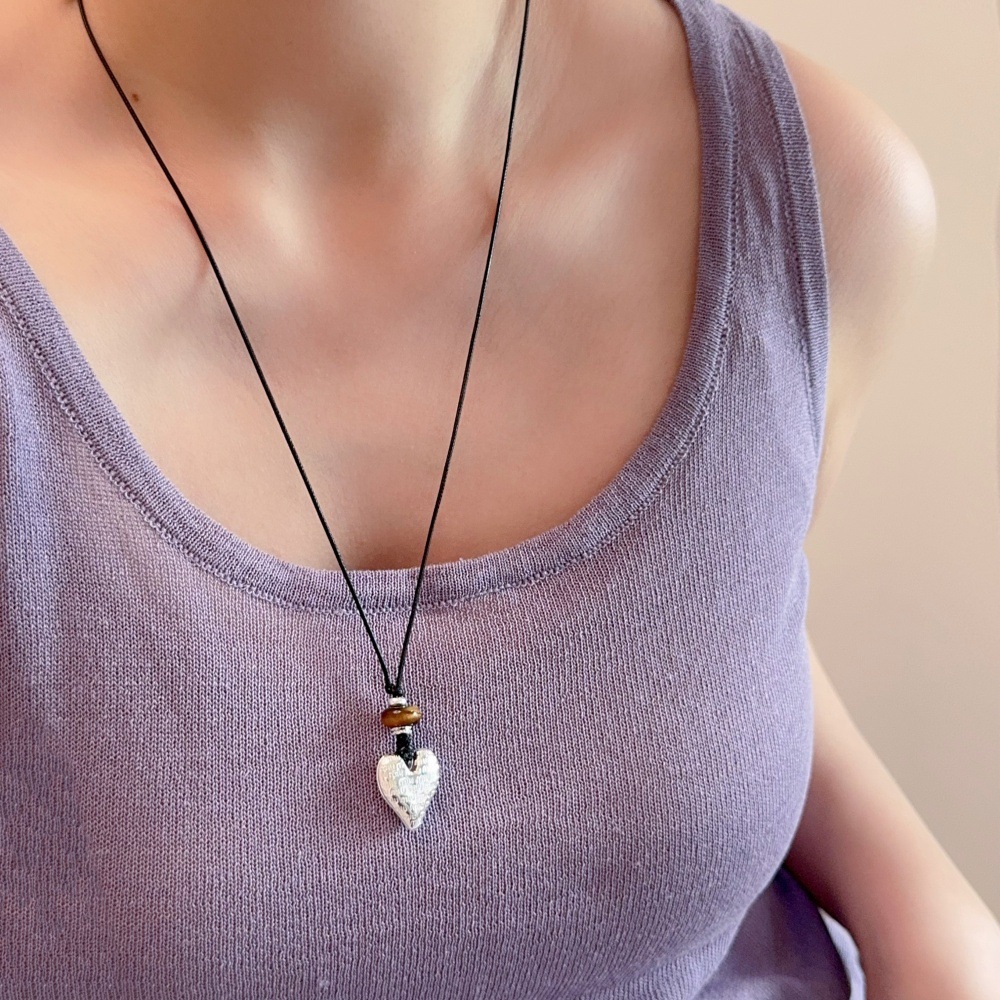 秋冬新款银色字母爱心吊坠项链复古时尚皮绳长款毛衣链颈链配饰品