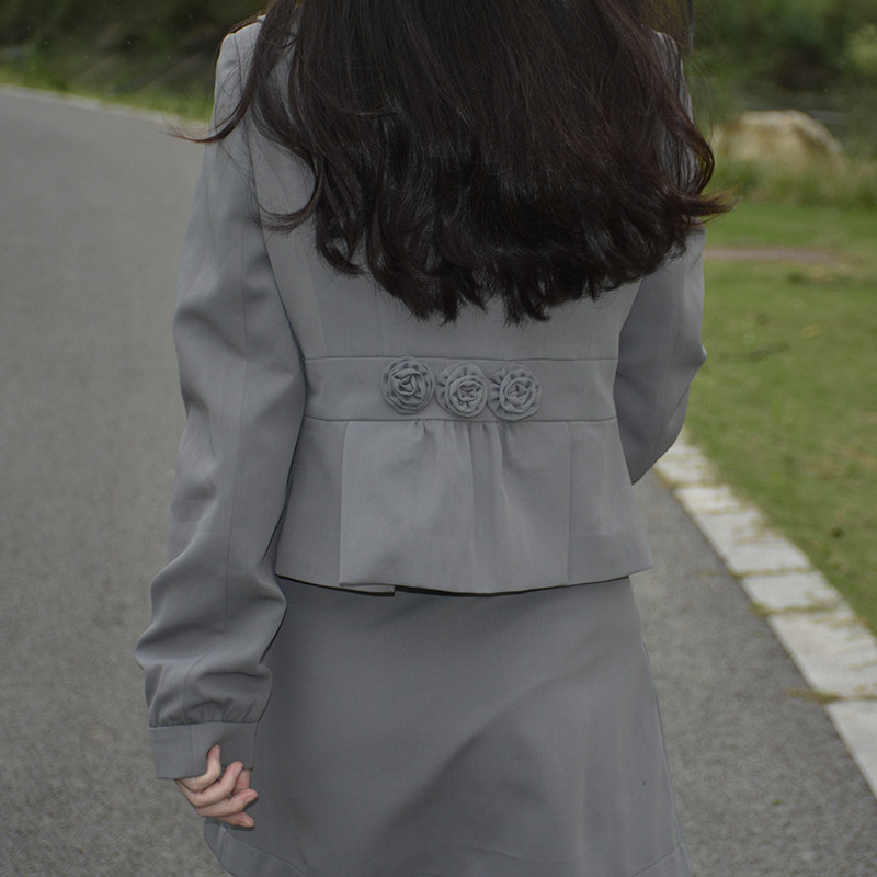 软软的露西 《迷恋荷尔蒙》学院风灰色收腰西装短外套