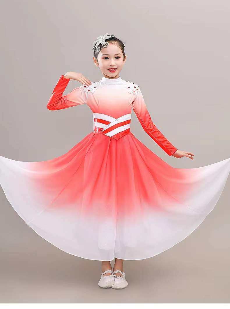 灯火里的中国女现代舞蹈演出合唱团开场舞女大摆裙祖国颂万疆盛开