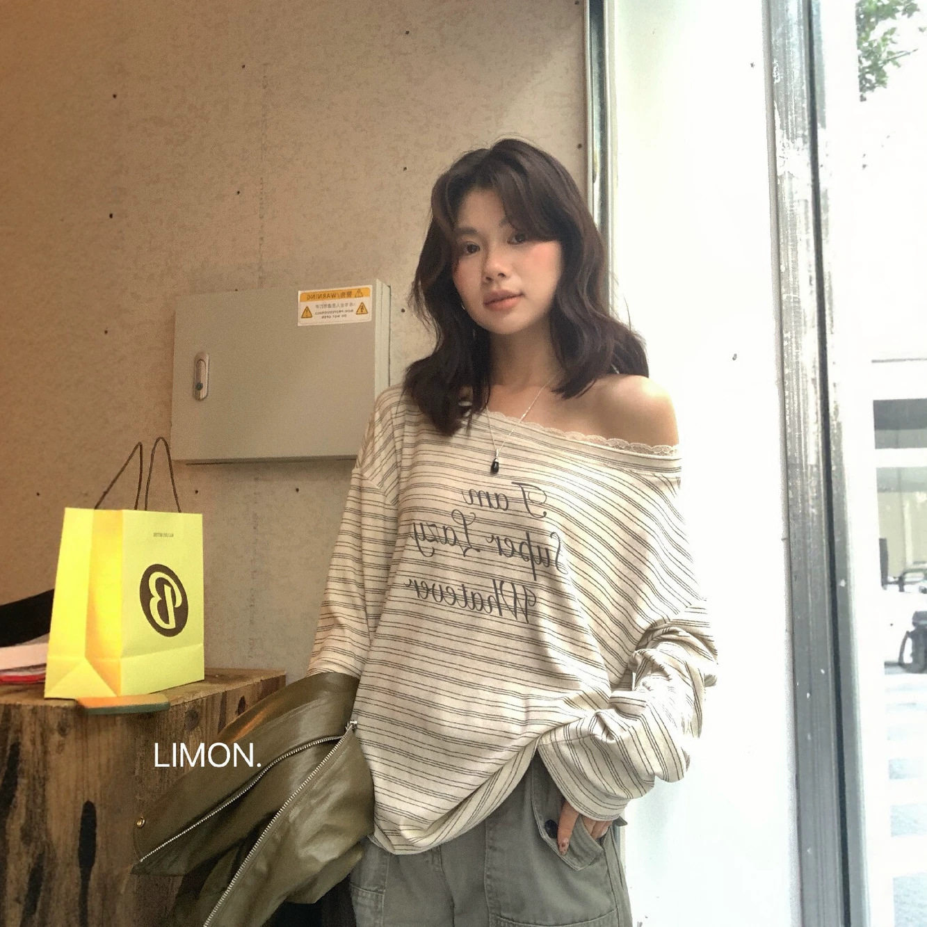 纯欲性感斜领条纹长袖T恤早秋薄款蕾丝拼接修身露肩ins上衣长袖女
