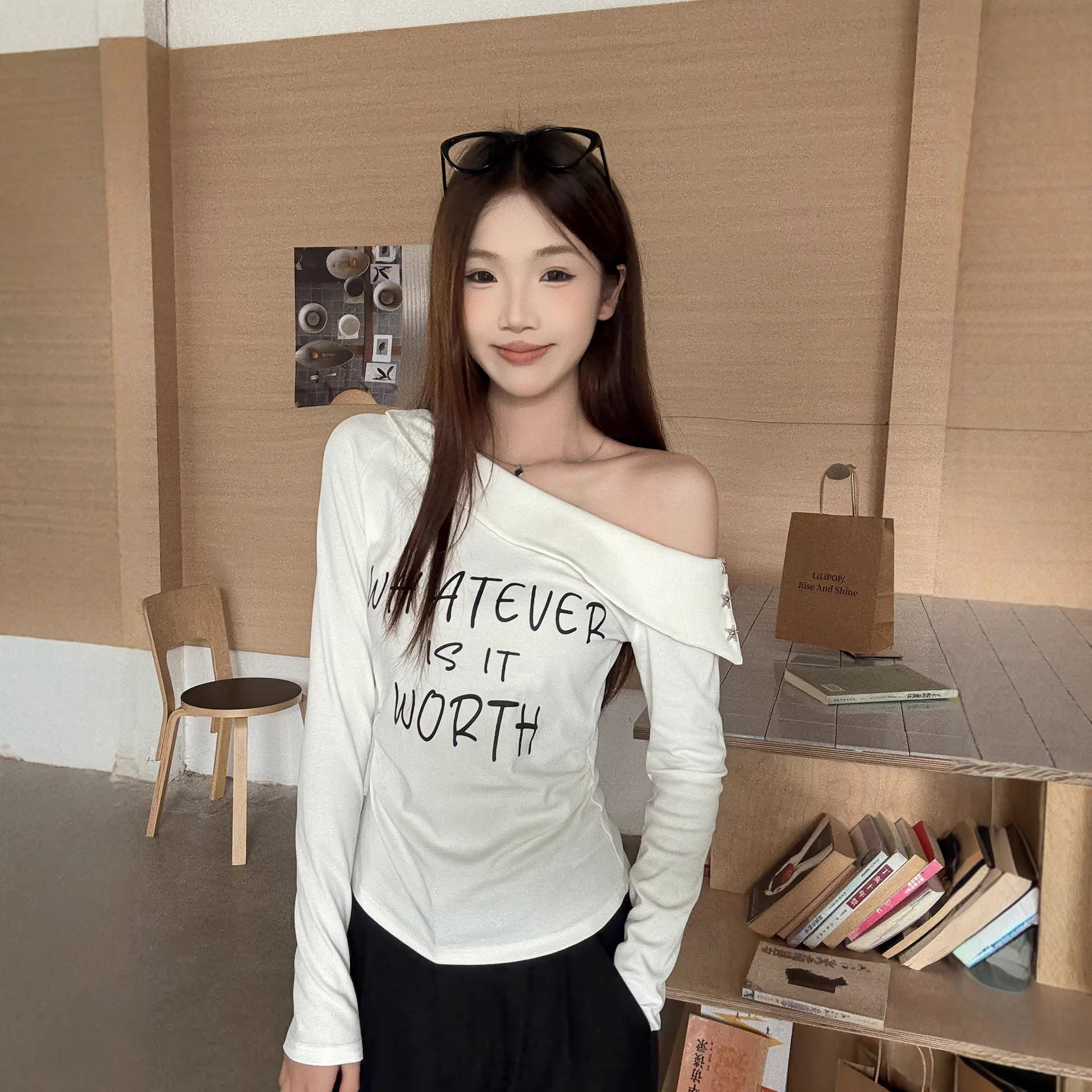 实拍#白色斜肩长袖T恤女早春季高级感打底衫字母印花褶皱收腰上衣