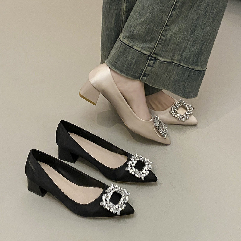 绸缎面尖头高跟鞋新娘鞋婚鞋2026新款法式仙女水钻方扣粗跟单鞋女