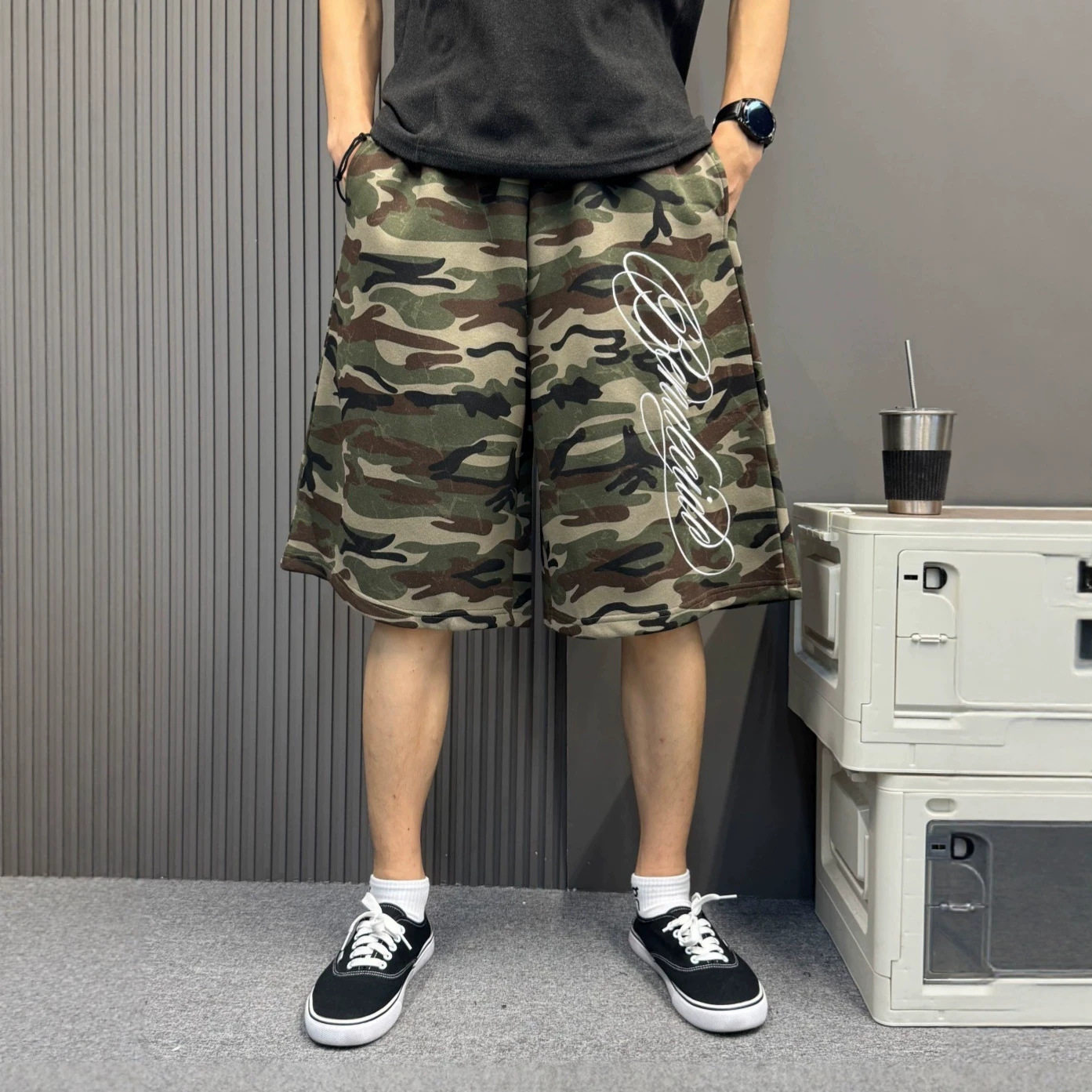 潮牌嘻哈迷彩短裤男夏新款白色花体字母印花宽松阔腿五分休闲卫裤