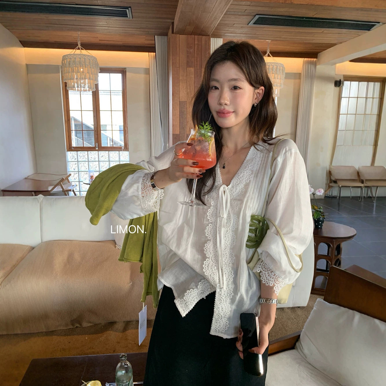 韩版时尚温柔V领蕾丝刺绣衬衫女早秋设计感苎麻宽松透气防晒上衣