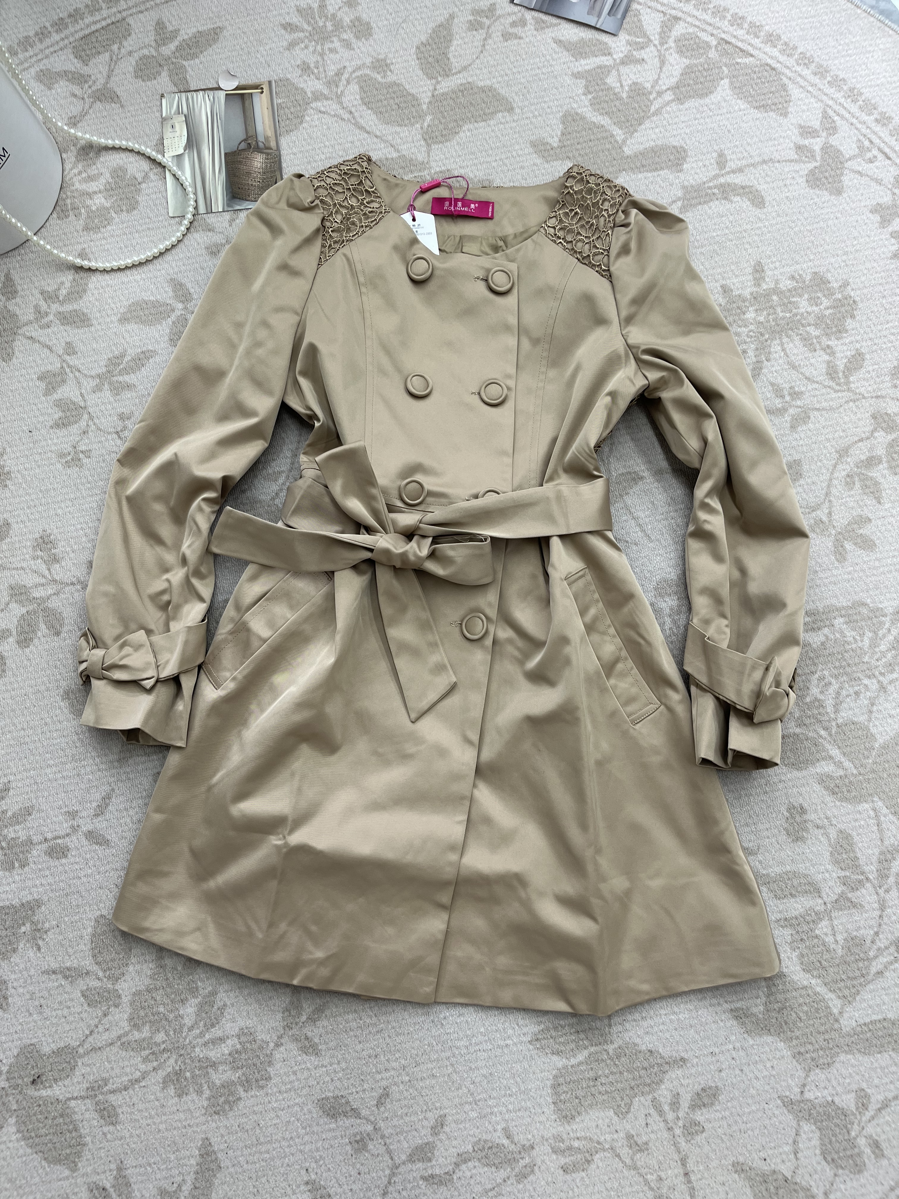 卡其色袖口蝴蝶结后背蕾丝拼接风衣外套腰带设计气质款,女装/女士精品,上衣,淘宝优惠券,粉丝福利购,淘宝优惠卷