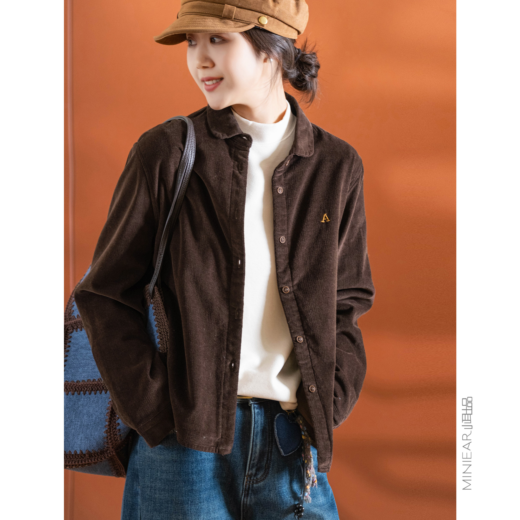 100棉复古翻领刺绣字母衬衫女