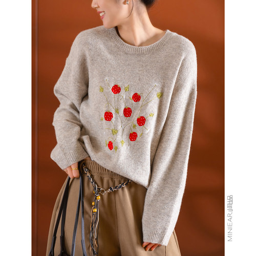 小耳出品果子刺绣圆领套头毛衣