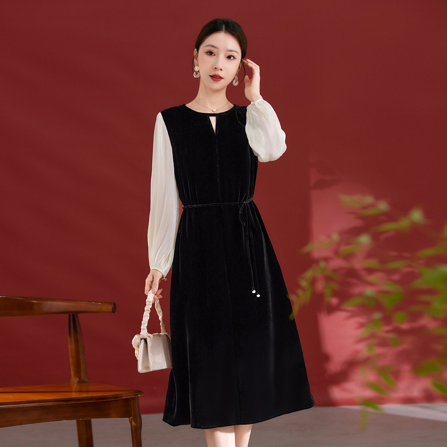 杭州真丝丝绒连衣裙珍珠感气质显瘦女轻奢裙子大气拼接春夏连衣裙