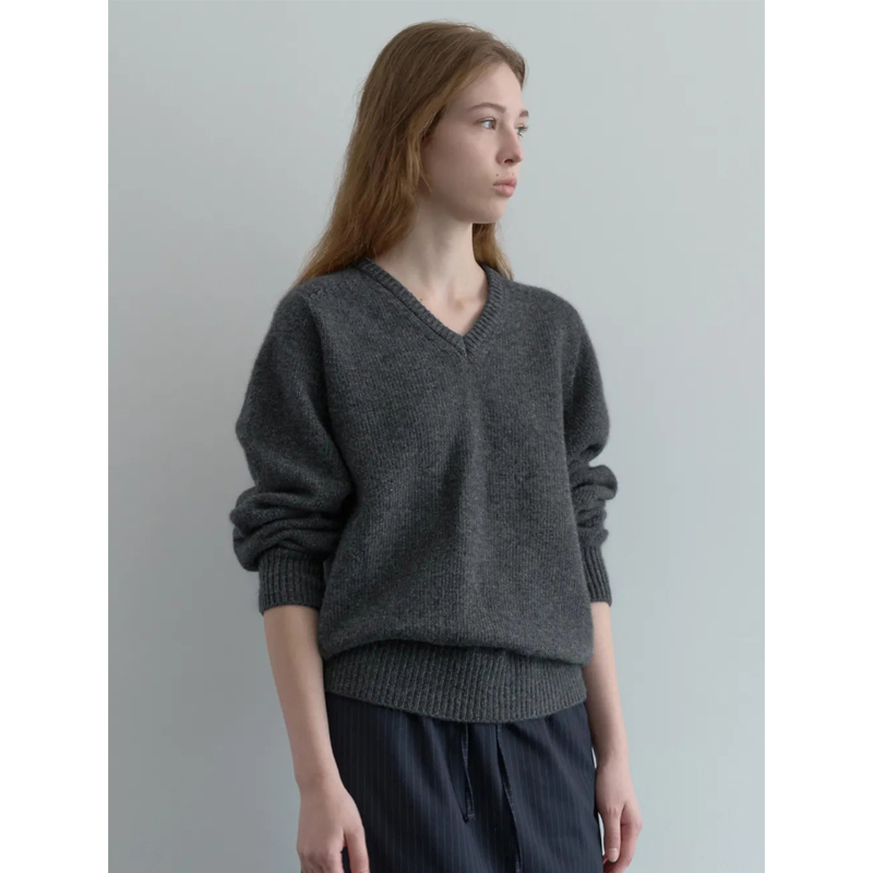 LINHOUSE经典深灰色V领毛衣