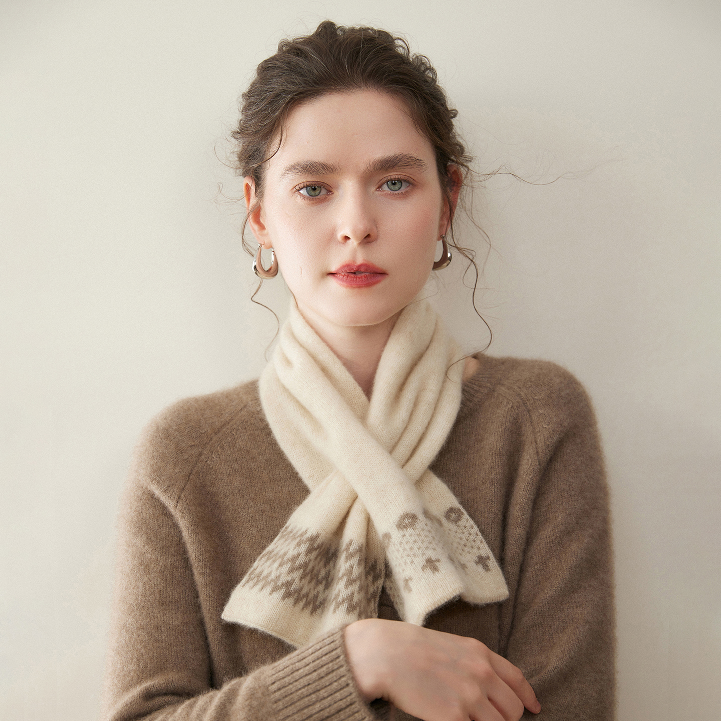 时尚提花100%纯山羊绒穿孔小围巾