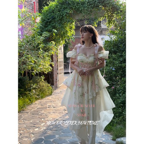 Selkie23秋季新款 奶白底夏季花瓣印花绑带裙 品牌授权