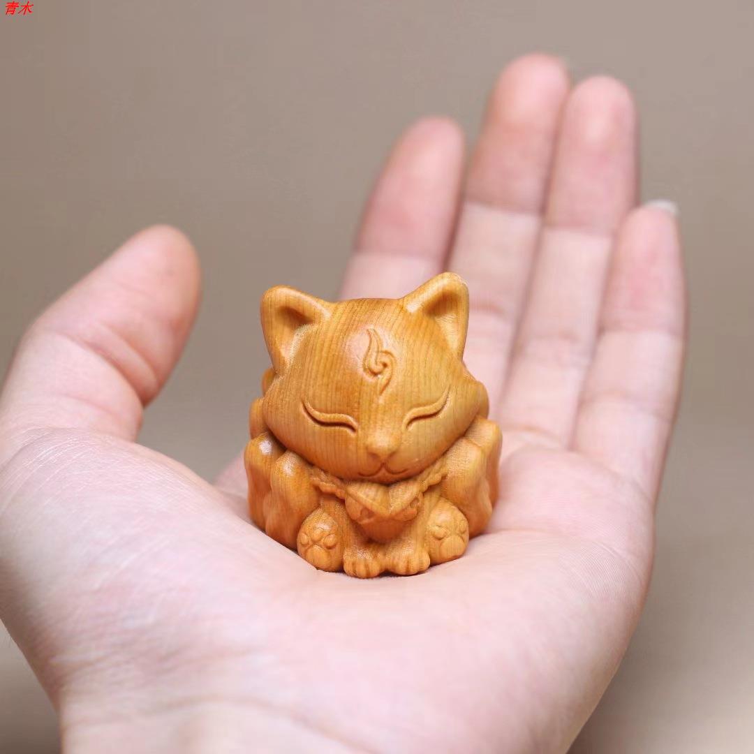 崖柏木Q版九尾狐狸手把件实木雕刻九尾狐卡通创意摆件桌面装饰品