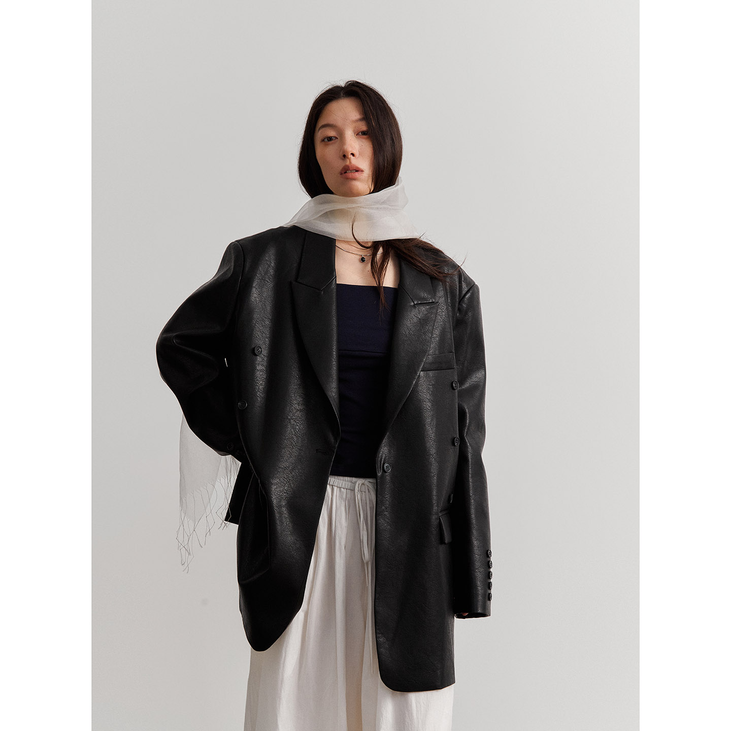 洛边 【精神抖擞】后扣设计柔软环保皮衣西装秋冬新款复古外套女 - 实物图