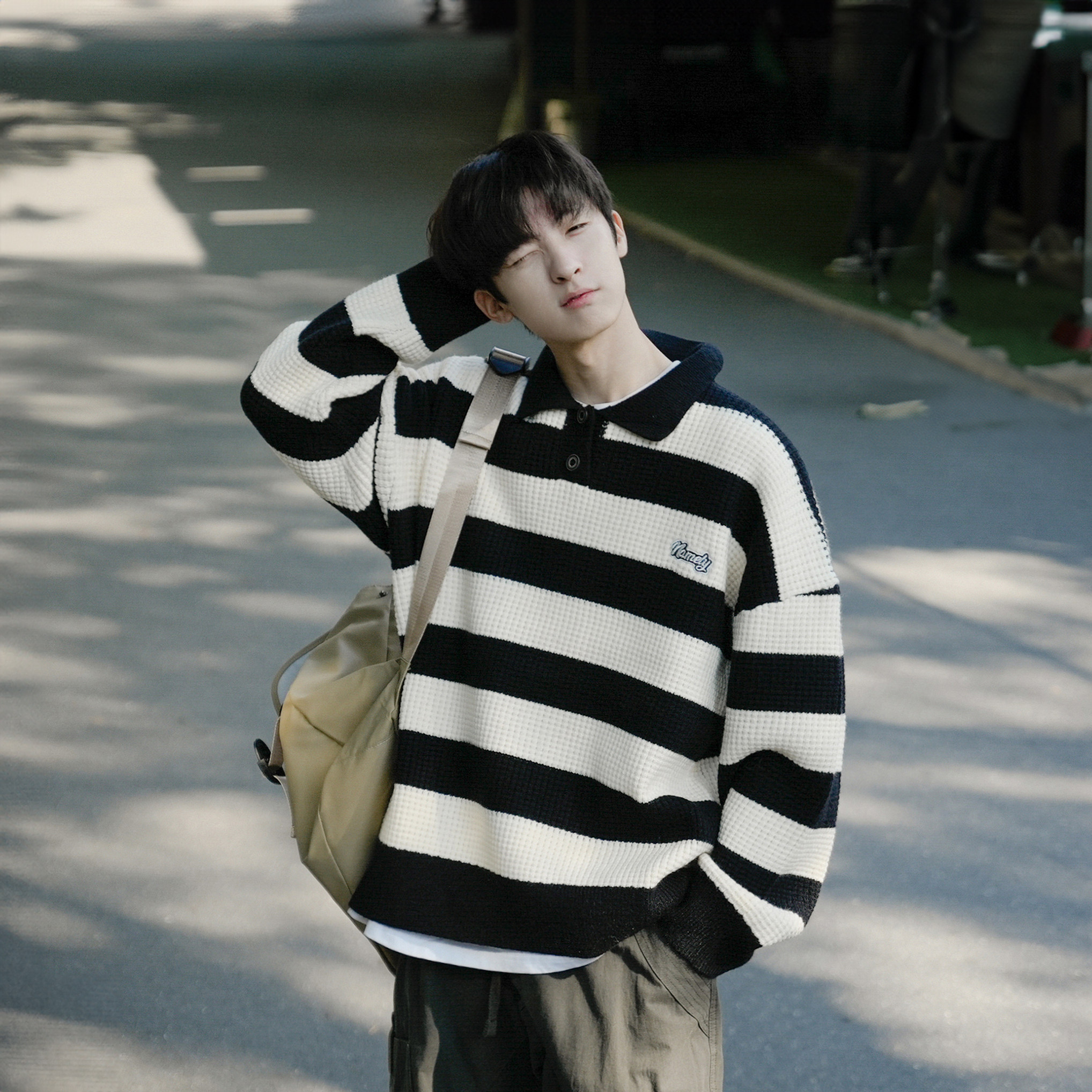 港仔文艺男条纹polo领玉米粒毛衣