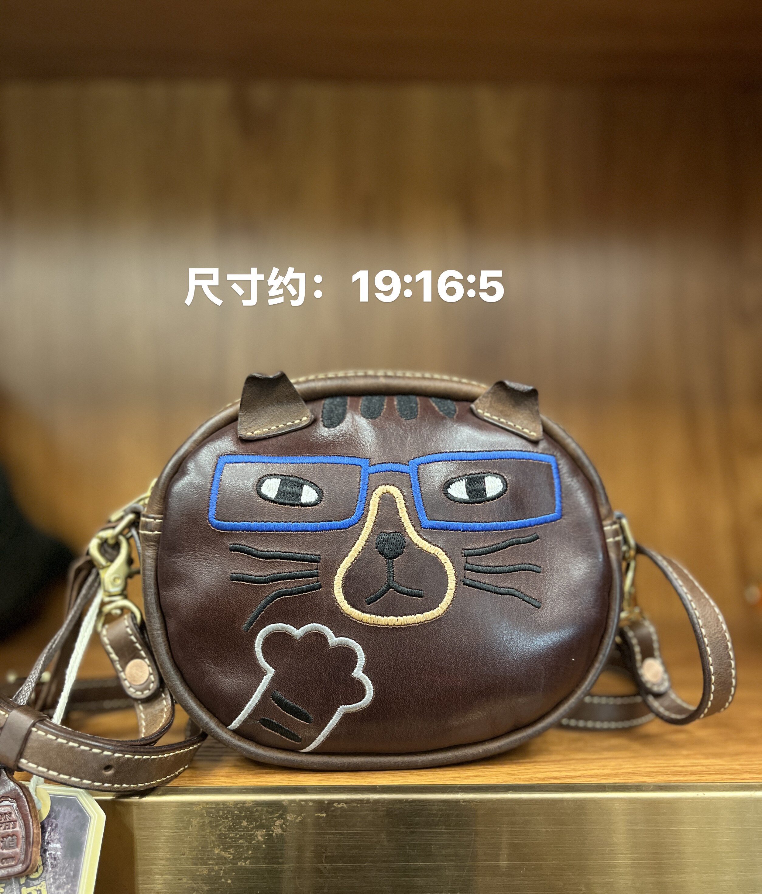 制道洗水马皮圆饼包刺绣小猫包单肩斜挎包休闲通勤轻便复古L12057