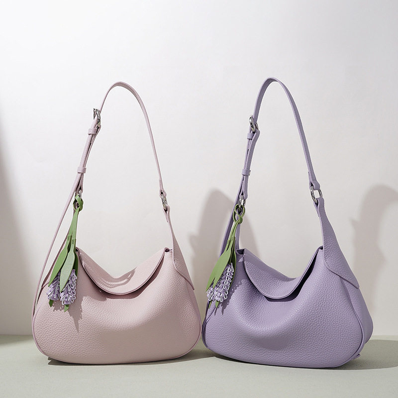 2026新款精美挂件春夏真皮女设计感小众斜挎轻奢高级感手提单肩包