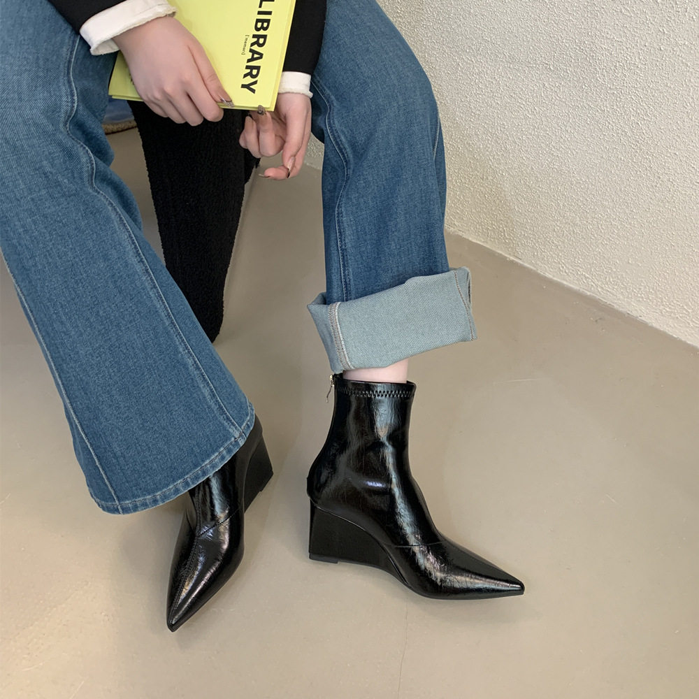 尖头坡跟短靴女2025秋冬新款瘦瘦靴高跟百搭马丁靴亮皮时尚增高鞋